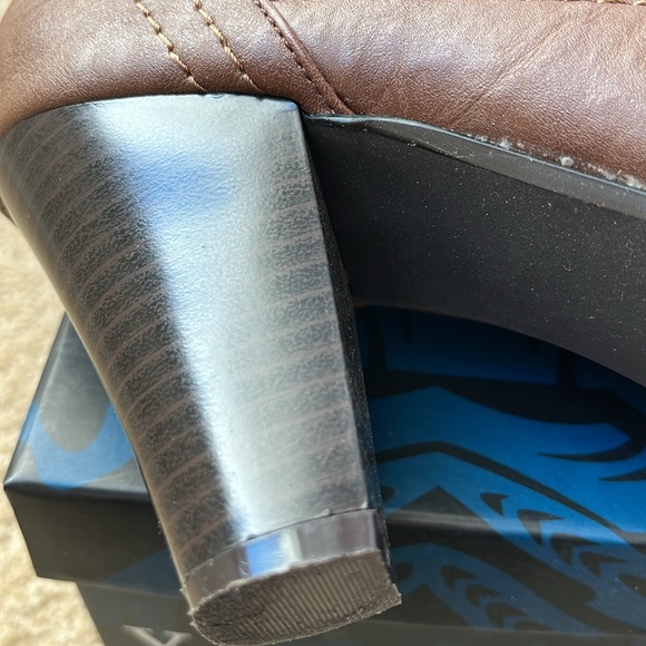 Brown, calf-high, size 7M heeled boots - Picture 7 of 13